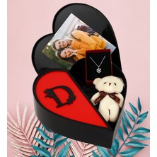 Kişiye Özel Kalpli Kutuda Baş Harf Tasarımlı Kalp Kutu ve Peluş Ayıcık Anahtarlık ve Kartanesi Kolye (Siyah-Kırmızı)