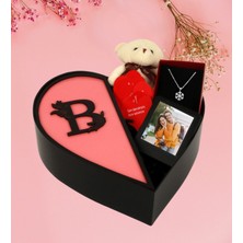 Kişiye Özel Kalpli Kutu Baş Harf Tasarımlı Kalp Kutu ve Peluş Ayıcık Anahtarlık Çerceve ve Kartanesi Kolye (Siyah-Pembe)