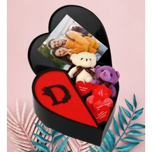 Kişiye Özel Kalpli Kutu Baş Harf Tasarımlı Kalp Kutu ve Ikili Peluş Ayıcık Anahtarlık Aşk Sözleri (Kırmızı-Siyah)