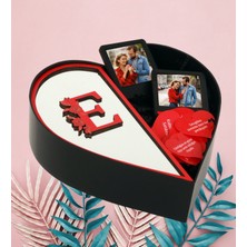 Kişiye Özel Aynalı Pleksi Baş Harf Tasarımlı Kalp Kutu ve Siyah Çerçeve ve Aşk Sözleri (Kırmızı-Gümüş)