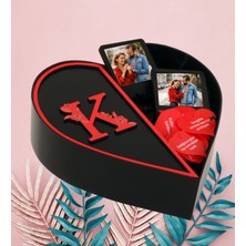 Kişiye Özel Kalpli Kutu Baş Harf Tasarımlı Kalp Kutu ve Siyah Çift Çerçeve ve Aşk Sözleri (Siyah-Kırmızı)