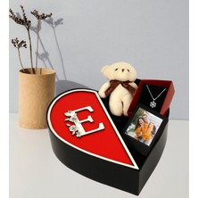 Kişiye Özel Kalpli Kutu Baş Harf Tasarımlı Kalp Kutu ve Peluş Ayıcık Anahtarlık Çerceve ve Kartanesi Kolye (Kırmızı-Beyaz)