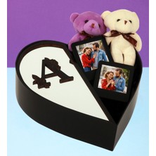 Kişiye Özel Kalpli Kutu Aynalı Pleksi Baş Harf Tasarımlı Kalp Kutu ve Çift Peluş Ayıcık Anahtarlık Çerçeve (Siyah-Gümüş)