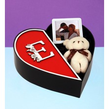 Kişiye Özel Kalpli Kutu Baş Harf Tasarımlı Kalp Kutu ve Peluş Ayıcık Anahtarlık Çerçeve Sevgiliye Özel (Kırmızı-Beyaz)