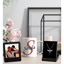 Kişiye Özel Baş Harf ve Isim Tasarımlı Kupa Bardak ve Resimli Siyah Çerçeve Melek Figürlü Kolye