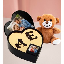 Kalpli Kutu Kişiye Özel Pleksi Çift Harf Tasarımlı Kalp Kutu ve 25 cm Peluş Ayıcık ve Ahşap Çerçeve