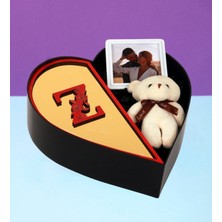 Kişiye Özel Pleksi Baş Harf Tasarımlı Kalp Kutu ve Peluş Ayıcık Anahtarlık Çerçeve Sevgiliye Özel (Sarı-Kırmızı)