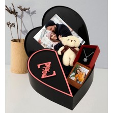 Anneler Gününe Özel Kalpli Kutu Baş Harf Tasarımlı Kalp Kutu ve Peluş Ayıcık Anahtarlık Çerceve ve Kartanesi Kolye (Siyah-Pembe)