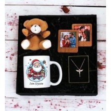 Kişiye Özel  Yılbaşı Tasarımlı Beyaz Kupa Ayıcık Anahtarlı 2 Li Ahşap Çerçeve ve Melek Kolye Seti