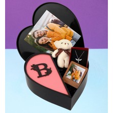 Kişiye Özel Kalpli Kutu Baş Harf Tasarımlı Kalp Kutu ve Peluş Ayıcık Anahtarlık Çerceve ve Melek Kolye (Siyah-Pembe)