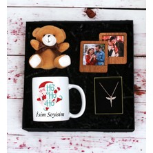 Kişiye Özel  Yılbaşı Tasarımlı Beyaz Kupa Ayıcık Anahtarlı Ahşap Çerçeve ve Melek Kolye Seti