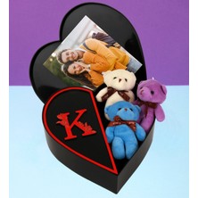 Kişiye Özel Kalpli Kutu Baş Harf Tasarımlı Kalp Kutu ve Peluş Ayıcık Anahtarlık Buketi (Siyah-Kırmızı)