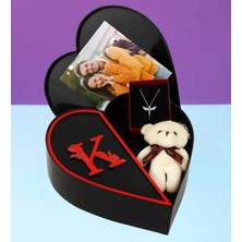 Kişiye Özel Kalpli Kutu Baş Harf Tasarımlı Kalp Kutu ve Peluş Ayıcık Anahtarlık ve Melek Kolye (Kırmızı-Siyah)
