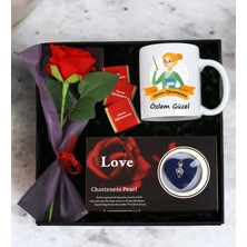 Kişiye Özel Öğretmenler Günü Tasarımlı Kupa Bardak Istiridye Kolye Madlen Çikolata ve Gül Demeti Seti (Std)