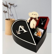 Kişiye Özel Kalpli Kutu Baş Harf Tasarımlı Kalp Kutu ve Peluş Ayıcık Anahtarlık Çerceve ve Kartanesi Kolye (Beyaz-Siyah)