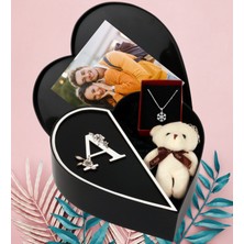 Kişiye Özel Kalpli Kutu Baş Harf Tasarımlı Kalp Kutu ve Peluş Ayıcık Anahtarlık ve Kartanesi Kolye (Beyaz-Siyah)