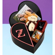 Kişiye Özel Kalpli Kutu Baş Harf Tasarımlı Kalp Kutu ve Peluş Ayıcık Anahtarlık Çerceve ve Melek Kolye (Siyah-Pembe)