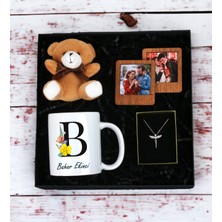 Kişiye Özel  Baş Harf  ve Isim Tasarımlı Beyaz Kupa Ayıcık Anahtarlı Ahşap Çerçeve ve Melek Kolye Seti