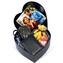 Giftstime Kişiye Özel Fotoğraflı Kalp Kutu Tasarımlı Set: Kupa, Çikolata, Ayıcık, Anahtarlık ve Cüzdan