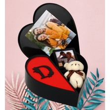 Kişiye Özel Kalpli Kutu Baş Harf Tasarımlı Kalp Kutu ve Peluş Ayıcık Anahtarlık ve Sök Tak Çerceve (Kırmızı-Siyah)