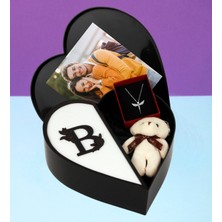 Kişiye Özel Kalpli Kutu Baş Harf Tasarımlı Kalp Kutu ve Peluş Ayıcık Anahtarlık ve Melek Kolye (Anakonda Siyah-Beyaz)