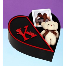 Kişiye Özel Kalpli Kutu Baş Harf Tasarımlı Kalp Kutu ve Peluş Ayıcık Anahtarlık Çerçeve Sevgiliye Özel (Siyah-Kırmızı)