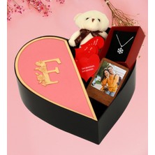 Kalpli Kutuda Kişiye Özel Baş Harf Tasarımlı Kalp Kutu ve Peluş Ayıcık Anahtarlık Çerceve Kartanesi Kolye ve Aşk Sözleri (Pembe-Altın)