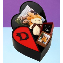 Kişiye Özel Kalpli Kutu Baş Harf Tasarımlı Kalp Kutu ve Peluş Ayıcık Anahtarlık Çerceve ve Melek Kolye (Kırmızı-Siyah)