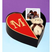 Kişiye Özel Kalpli Kutu Baş Harf Tasarımlı Kalp Kutu ve Peluş Ayıcık Anahtarlık Çerçeve Sevgiliye Özel (Kırmızı-Altın)