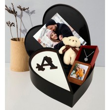 Anneler Gününe Özel Kalpli Kutu Baş Harf Tasarımlı Kalp Kutu ve Peluş Ayıcık Anahtarlık Çerceve ve Kartanesi Kolye (Beyaz-Siyah)