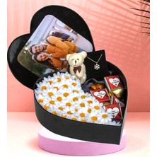 Kalp Kutu Tasarımlı Kişiye Özel Fotoğraflı New Kalp Kutu Çiçek Çikolata Buketi Ayıcık Anahtarlık ve Kolye (Karışık)