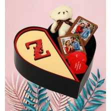 Kişiye Özel Kalpli Kutu Aynalı Pleksi Baş Harf Tasarımlı Kalp Kutu ve Peluş Ayıcık Anahtarlık Çerçeve ve Aşk Sözleri (Sarı-Kırmızı)