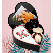 Kişiye Özel Kalpli Kutu Baş Harf Tasarımlı Kalp Kutu ve Peluş Ayıcık Anahtarlık ve Kartanesi Kolye (Beyaz-Pembe)