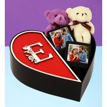 Kişiye Özel Kalpli Kutu Baş Harf Tasarımlı Kalp Kutu ve Çift Peluş Ayıcık Anahtarlık Siyah Çerçeve (Kırmızı-Beyaz)