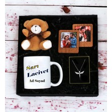 Kişiye Özel Sarı Lacivert Tasarım ve Isim Soyisim Tasarımlı Kupa Bardak Ayıcık Anahtarlı Ahşap Çerçeve ve Melek Kolye Set