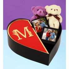 Kişiye Özel Kalpli Kutu Baş Harf Tasarımlı Kalp Kutu ve Çift Peluş Ayıcık Anahtarlık Siyah Çerçeve (Kırmızı-Altın)