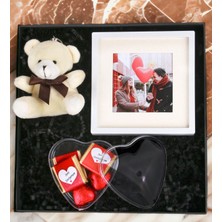 Kişiye Özel Resimli Yapışkanlı Çerçeve Peluş Ayıcık Kalpli Kutuda Çikolata (Beyaz)