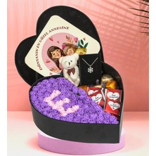 Anneler Gününe Özel Kalp Kutu Tasarımlı Kişiye Özel Baş Harfli New Kalp Kutu Çiçek Çikolata Buketi Kartanesi Kolye ve Peluş Ayıcık Anahtarlık (Mor)