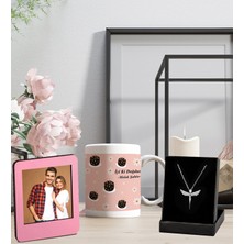 Kişiye Özel Iyi Ki Doğdun Isim Soyisim Doğum Günü Tasarımlı Kupa Bardak ve Resimli Pembe Çerçeve Melek Figürlü Kolye