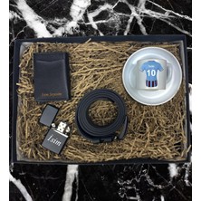 Kişiye Özel Premium Bordo Mavi Taraftar Forma Tasarımlı Türk Kahve Fincanı Mekanizmalı Cüzdan Kemer Çakmak Özel Hediye Seti