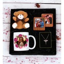 Kişiye Özel Tasarımlı Beyaz Kupa Ayıcık Anahtarlı Ahşap Çerçeve ve Melek Kolye Seti