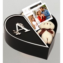 Kişiye Özel Baş Harf Tasarımlı Kalp Kutu Peluş Ayıcık 4 Adet Polokart Anı Fotoğraf Anahtarlık ve Kartanesi Kolye (Anakonda Siyah-Beyaz)