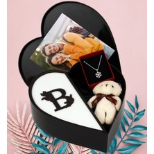 Kalpli Kutuda Kişiye Özel Baş Harf Tasarımlı Kalp Kutu ve Peluş Ayıcık Anahtarlık ve Kartanesi Kolye (Anakonda Siyah-Beyaz)