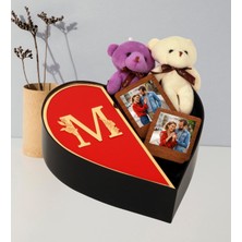 Kişiye Özel Kalpli Kutu Aynalı Pleksi Baş Harf Tasarımlı Kalp Kutu ve Çift Peluş Ayıcık Anahtarlık Çerçeve (Kırmızı-Altın)