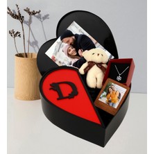 Anneler Gününe Özel Kalpli Kutu Baş Harf Tasarımlı Kalp Kutu ve Peluş Ayıcık Anahtarlık Çerceve ve Kartanesi Kolye (Kırmızı-Siyah)