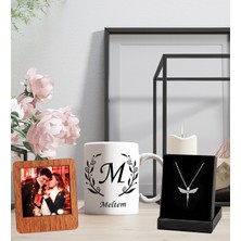 Kişiye Özel Baş Harf ve Isim Tasarımlı Kupa Bardak ve Resimli Ahşap Kahve Çerçeve Melek Figürlü Kolye