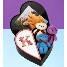 Kişiye Özel Kalpli Kutu Baş Harf Tasarımlı Kalp Kutu ve Peluş Ayıcık Anahtarlık Buketi (Beyaz-Pembe)