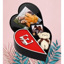 Kişiye Özel Kalpli Kutu Baş Harf Tasarımlı Kalp Kutu ve Peluş Ayıcık Anahtarlık ve Sök Tak Çerceve (Kırmızı-Beyaz)