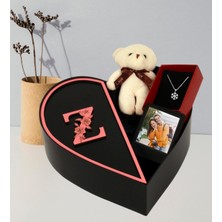 Kişiye Özel Kalpli Kutu Baş Harf Tasarımlı Kalp Kutu ve Peluş Ayıcık Anahtarlık Çerceve ve Kartanesi Kolye (Pembe-Sıyah)