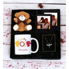 Kişiye Özel Sarı Kırmızı Taraftar Isim Soyisim Tasarımlı Kupa Bardak Peluş Ayıcık Anahtarlı Ahşap Siyah Çerçeve ve Melek Kolye Seti